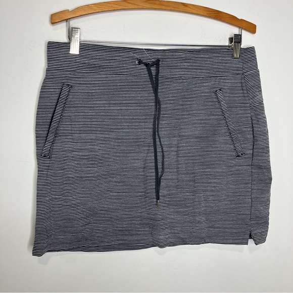 Athleta stripe Modern metro skort gray & white size medium - Picture 3 of 10